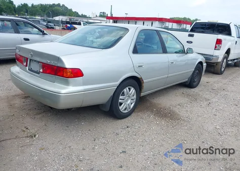 2001 Toyota Camry Le z USA, uszkodzony, nr VIN 4T1BG22K21U844495